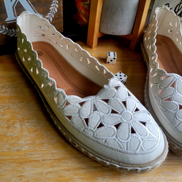 HEAWISH Women’s Daisy Ballet Flat - Picture 8 of 10